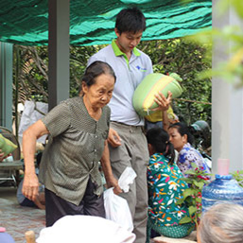 Nhằm mục đích đóng góp một phần trách nhiệm với Xã hội trong việc chăm lo cho bà con nghèo, Công ty Vietcare Solutions quyết định tổ chức chuyến dã ngoại kết hợp từ thiện Mừng Xuân Bính Thân 2016 tặng quà cho bà con nghèo có hoàn cảnh khó khăn xã Khánh Thạnh Tân, huyện Mỏ Cày Bắc, tỉnh Bến Tre từ ngày 05/02 đến 06/02/2016.