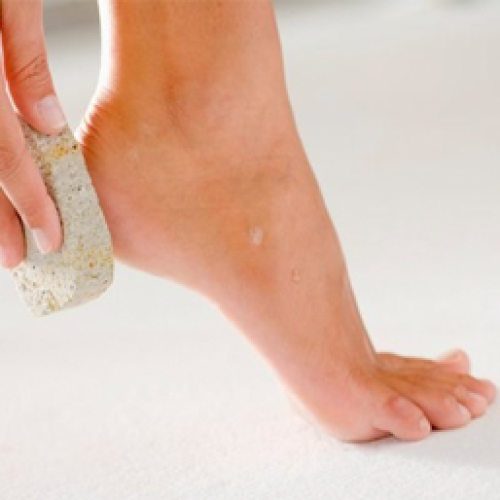 Một số tuyệt chiêu chăm sóc bàn chân ngày hè sẽ giúp cho gót hồng của chị em thêm phần mềm mại.