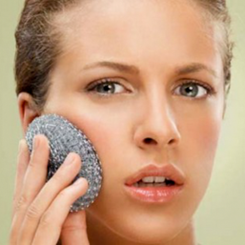 Tẩy tế bào chết là một trong những cách chăm sóc và kích thích làm trẻ hóa, chống lão hóa da. Tắm khô là một trong những cách tẩy tế bào chết đơn giản có tác dụng loại bỏ bụi bẩn và tế bào chết trên da. Tuy nhiên nhiều chị em vẫn chưa biết đến cách tẩy tế bào chết đơn giản này.